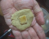 Foto del paso 2 de la receta: Bombones de polvorones rellenos de turrón de yema