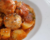 Foto del paso 7 de la receta: Albóndigas de merluza en salsa con patatas y guisantes