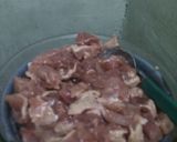 Foto langkah ke 1 dari resep Goreng babi sambal hijau.