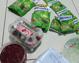 Foto langkah ke 1 dari resep Strawberry Matcha Latte.