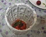 A picture of step 4 of Fresh strawberry and strawberry crushed mojito.