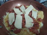 Tortilla de papa, rellena con cantimpalo y queso mantecoso