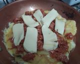 Foto del paso 4 de la receta: Tortilla de papa, rellena con cantimpalo y queso mantecoso