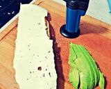 Foto del paso 2 de la receta: Tostada integral con queso, aguacate y salsa atascaburras