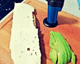 Foto del paso 2 de la receta: Tostada integral con queso, aguacate y salsa atascaburras