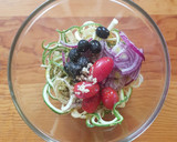 Foto del paso 2 de la receta: Salmón con fideos de calabacita al horno con sabor mediterráneo