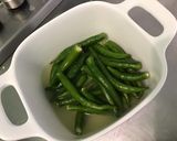 Une image de l'étape 2 de Piments verts indiens confits à l'ail, herbes et citron.