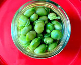 Foto del paso 5 de la receta: Lágrimas y yemas de vainas de habas en aceite de oliva y Romero