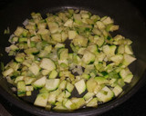 Foto del paso 3 de la receta: Pasta con puerro, espinacas y aceitunas negras (vegano)