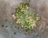 Foto langkah ke 2 dari resep Nasi Telur Ceplok Dengan Scallion Oil.