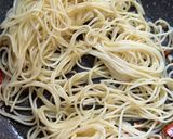 Foto langkah ke 5 dari resep Spicy Salmon Aglio Olioo.
