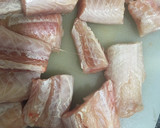 Foto del paso 1 de la receta: Guiso de pintarroja con almejas y calamar