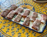 Une image de l'étape 10 de Roulés apéros au melon, jambon cru et roquefort.