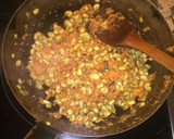 Foto del paso 5 de la receta: Habas picantes con huevos rotos