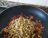 Foto del paso 2 de la receta: Habitas con jamón, chorizo y huevo