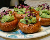Foto del paso 5 de la receta: Champiñones crudiveganos rellenos de pesto de aguacate
