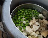 A picture of step 2 of Cauliflower n green peas kolhapuri masala gravy.