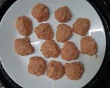 รูปขั้นตอนการทำที่ 2 ของ หมูก้อนซอสมะเขือเทศสไตล์ญี่ปุ่น (肉団子の甘酢あんかけ)