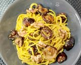 Foto del paso 6 de la receta: Spaghetti a la cúrcuma con shiitake y pesto trufado de nueces