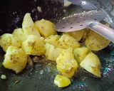 आलू के गुटके (Aloo ke guthke recipe in hindi) रेसिपी चरण 2 फोटो