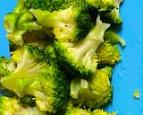 A picture of step 1 of Broccoli Mayo Oyster sauce Salad.