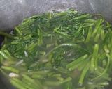 Foto langkah ke 3 dari resep Kangkung kuah kaldu udang.