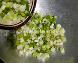 Foto langkah ke 2 dari resep 365. Nasi Telor Ceplok dengan Scallion Oil.