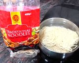 Foto del paso 1 de la receta Fideos chinos con huevo y salsa de soja