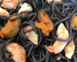 Foto del paso 4 de la receta: Pasta negra con frutos del mar