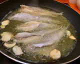 Foto del paso 3 de la receta: Bacaladilla rebozada y frita con ajos