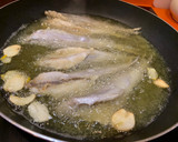 Foto del paso 3 de la receta: Bacaladilla rebozada y frita con ajos
