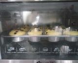 Foto langkah ke 6 dari resep Bakery style vanilla chocochips muffin (tintin rayner's).
