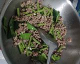 รูปขั้นตอนการทำที่ 3 ของ หมูสับผัดกะปิใส่ผักบุ้งถั่วฝักยาว