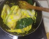 Foto langkah ke 3 dari resep Ayam goreng kuning sambal bawang.