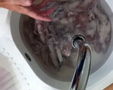 Foto del paso 1 de la receta: Chipirones del cantábrico rellenos en su tinta a la bilbaina