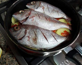 Foto del paso 4 de la receta: Brecas en un guiso sudado, con patatas y tomates