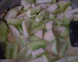 Foto langkah ke 4 dari resep Tumis Oyong Oriental Renyah Bawang Putih.