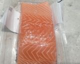 Foto langkah ke 1 dari resep Pan-fried Salmon sederhana, cepat, dan praktis.