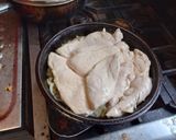 Foto del paso 7 de la receta: Pollo deshuesado con cebolla y leche