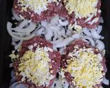 Foto del paso 3 de la receta: Hamburguesas en colchón de cebollas y papas con cheddar