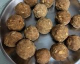 आटे के लड्डू (atte ke ladoo recipe in Hindi) रेसिपी चरण 2 फोटो