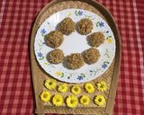 A picture of step 3 of Crispy Chiwda Ladoo.