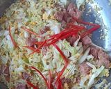 รูปขั้นตอนการทำที่ 3 ของ แหนมผัดไข่ใส่กะหล่ำปลี