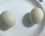 Foto del paso 1 de la receta: Tortilla de patatas y alcachofa con huevos de gallina araucana