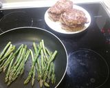 Foto del paso 1 de la receta Cena ligera y rápida de hamburguesa de pavo con espárragos