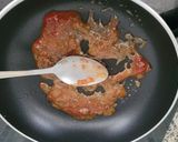 Foto del paso 2 de la receta: Habitas en conserva con chipirones, cebolla y tomate confitado y huevo frito para rematar el plato