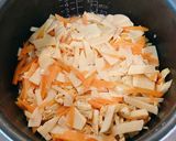 A picture of step 4 of Bamboo shoot rice.