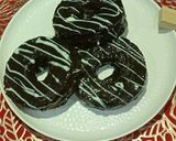 A picture of step 5 of Oreo Bread Donut.