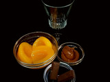 Postre individual de melocotón en almíbar con dulce de leche y chocolate