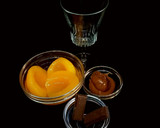 Foto del paso 1 de la receta: Postre individual de melocotón en almíbar con dulce de leche y chocolate